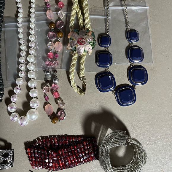 Crafters Jewelry Bundle - Junk Jewelry - Some Ready To Wear Pieces. Lot 3 - Picture 4 of 5